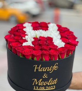 Siyah Kutuda Kırmızı Güller