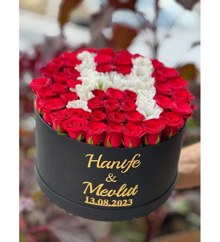 Siyah Kutuda Kırmızı Güller
