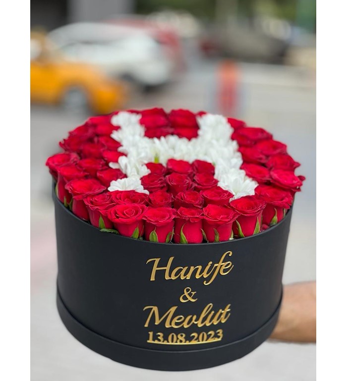 Siyah Kutuda Kırmızı Güller