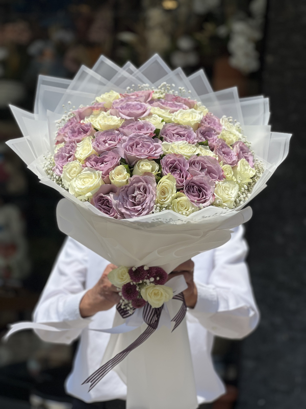 Beyaz ve Lila Gül Buketi