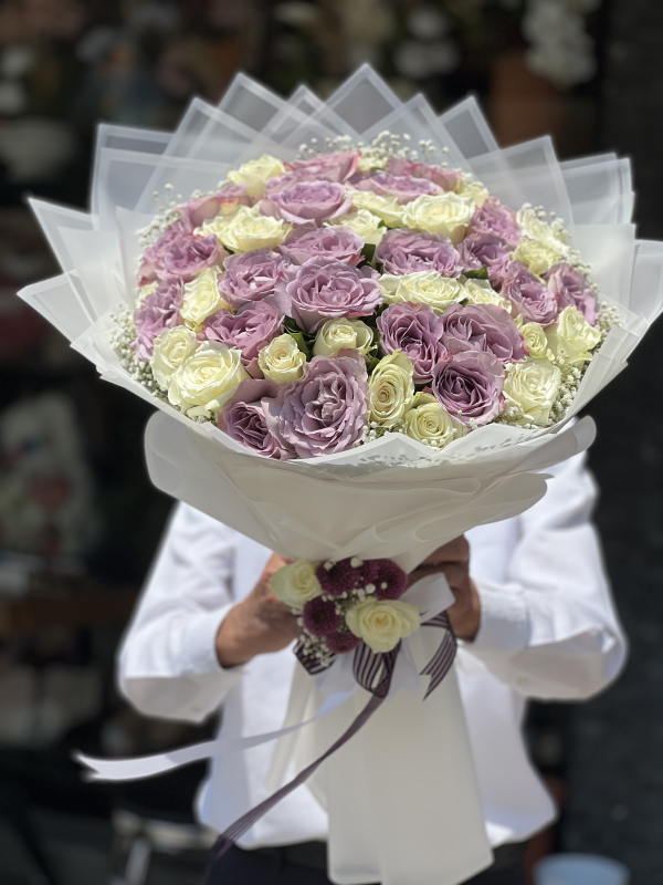 Beyaz ve Lila Gül Buketi