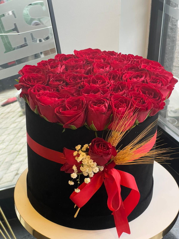 Siyah Kadife Kutuda Kırmızı Gül Aranjmanı